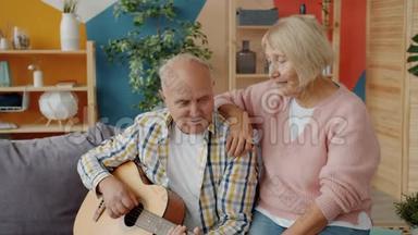 老年人弹吉他、唱歌、与妻子<strong>享受</strong>自由<strong>时光</strong>的慢动作